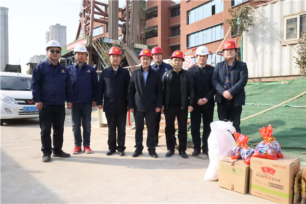公司領導深入項目親切慰問一線職工
