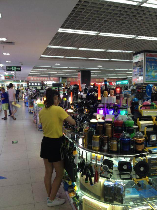 深圳華強(qiáng)北 電子市場(chǎng)依然火爆，網(wǎng)絡(luò)技術(shù)服務(wù)成新引擎